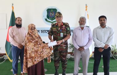 মানবিক সাহায্য হিসেবে আর্থিক অনুদানের চেক হস্তান্তর